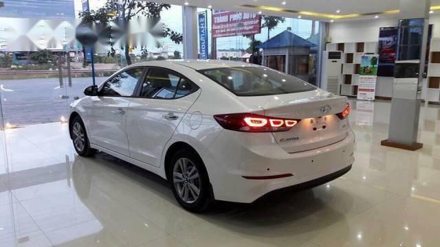 Hyundai Elantra   2017 - Cần bán xe Hyundai Elantra đời 2017, màu trắng số tự động