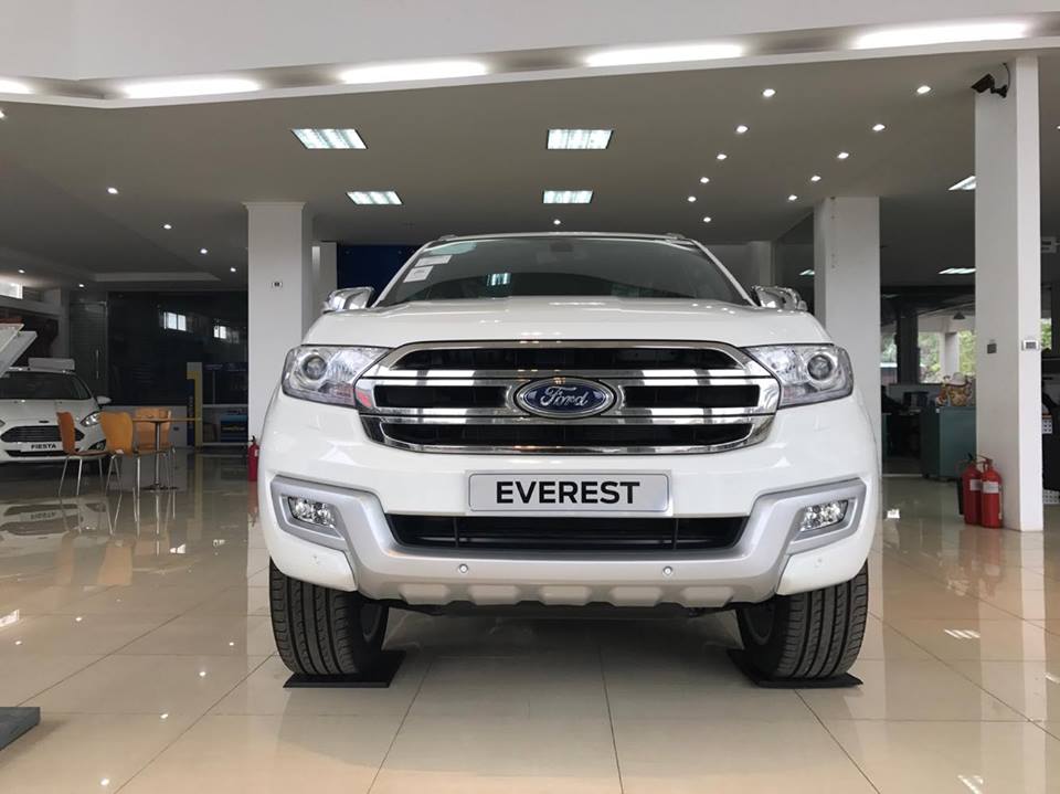 Ford Everest 2.2L 4x2 Titanium AT 2017 - Bán Ford Everest 2.2L 4x2 Titanium AT đời 2017, màu trắng, nhập khẩu