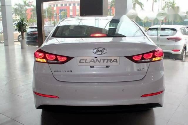 Hyundai Elantra   2017 - Cần bán xe Hyundai Elantra đời 2017, màu trắng số tự động