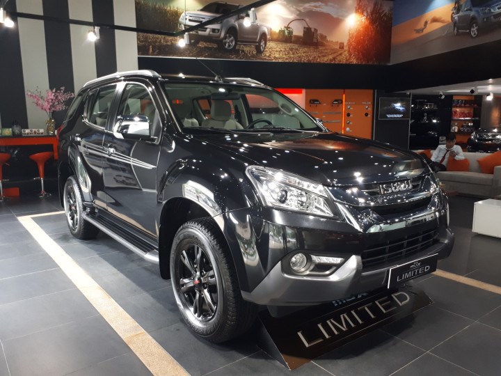 Isuzu MU 2017 - Bán ô tô Isuzu MUx đời 2017, màu đen, xe nhập, 766tr