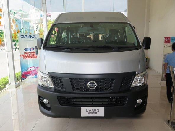 Nissan Urvan  350  MT 2017 - Cần bán xe Nissan Urvan 350  MT đời 2017, màu bạc