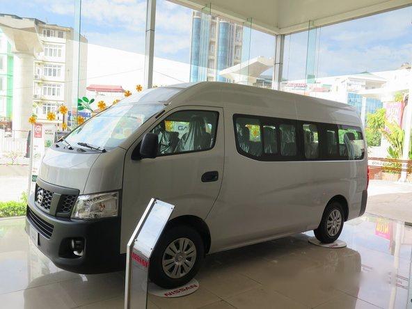 Nissan Urvan  350  MT 2017 - Cần bán xe Nissan Urvan 350  MT đời 2017, màu bạc