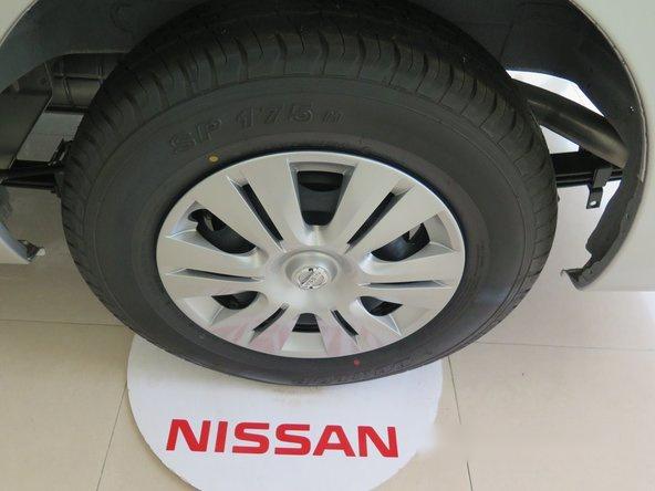 Nissan Urvan  350  MT 2017 - Cần bán xe Nissan Urvan 350  MT đời 2017, màu bạc