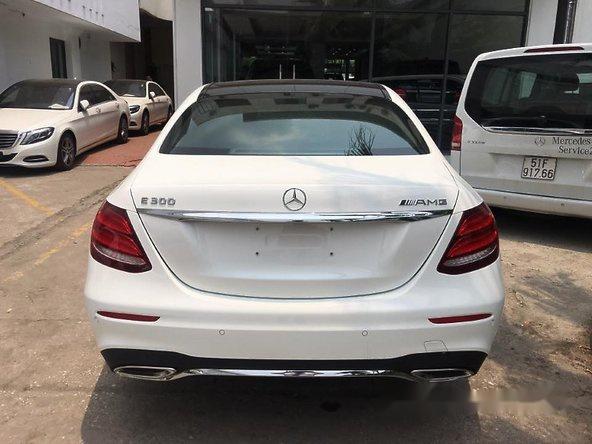 Mercedes-Benz E class E300 AMG 2017 - Cần bán Mercedes E300 AMG 2017, màu trắng