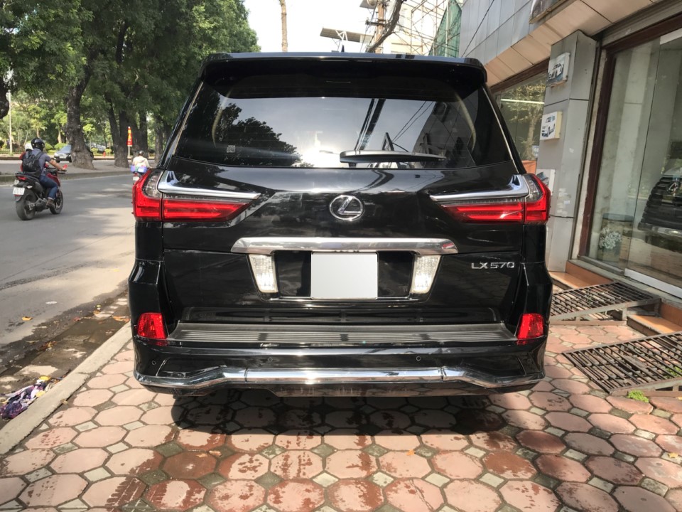 Lexus LX 570 2016 - Bán Lexus LX570 nhập Mỹ màu đen, đã qua sử dụng, sản xuất 2016