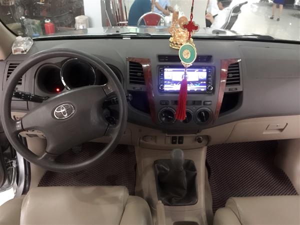 Toyota Fortuner 2010 - Cần bán xe Toyota Fortuner đời 2010, màu bạc, số sàn