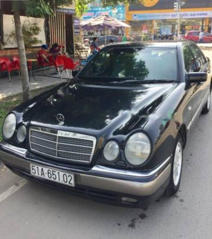 Mercedes-Benz E class E230 AT 1999 - Cần bán gấp Mercedes E230 AT đời 1999, màu đen giá cạnh tranh