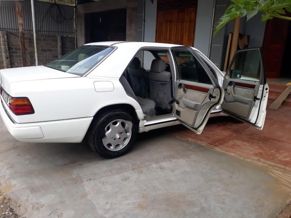 Mercedes-Benz E class E200 MT 1991 - Cần bán Mercedes E200 đời 1991, màu trắng, xe nhập, giá chỉ 72 triệu