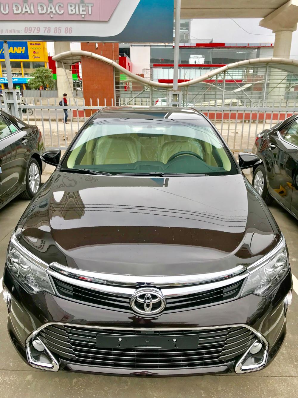 Toyota Camry 2.0E 2017 - Cần bán xe Toyota Camry 2.0E đời 2017, màu nâu