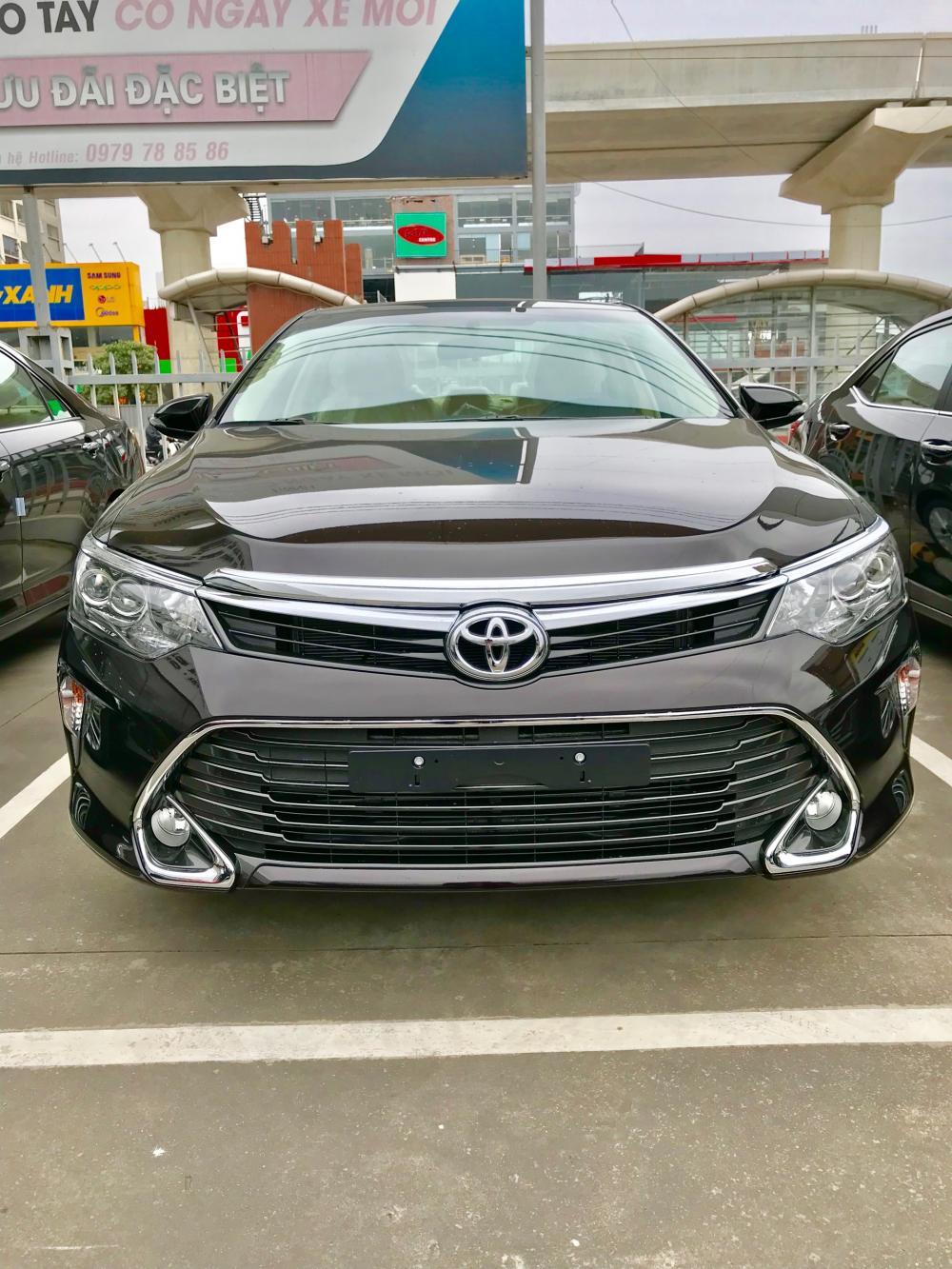 Toyota Camry 2.0E 2017 - Cần bán xe Toyota Camry 2.0E đời 2017, màu nâu