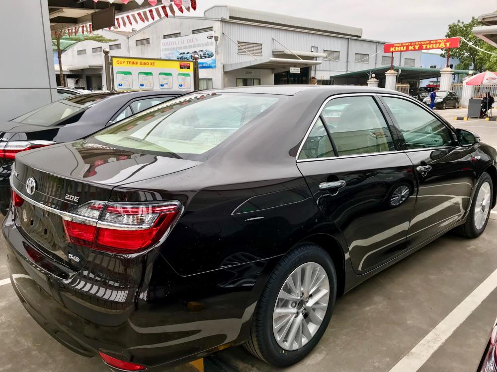 Toyota Camry 2.0E 2017 - Cần bán xe Toyota Camry 2.0E đời 2017, màu nâu