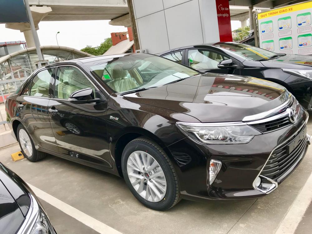 Toyota Camry 2.0E 2017 - Cần bán xe Toyota Camry 2.0E đời 2017, màu nâu