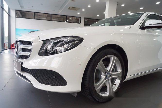 Mercedes-Benz E class E250 2017 - Bán Mercedes E250 đời 2017, màu trắng, nhập khẩu nguyên chiếc