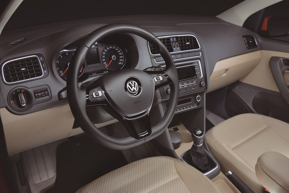 Volkswagen Polo 2017 - Volkswagen polo sedan 690tr nhập khẩu nguyên chiếc. Bảo hành 2 năm, giao xe tận nơi - LH: Ngọc Anh 0933.821.401