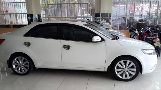 Kia Forte AT 2013 - Nhà cần bán xe Kia Forte 2013 AT, màu trắng, xe chính chủ gia đình sử dụng