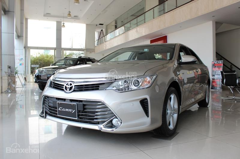 Toyota Camry E 2017 - Cần bán xe Toyota Camry E đời 2018 đủ màu, giá tốt, hỗ trợ vay lên đến 90%, liên hệ 0911.404.101