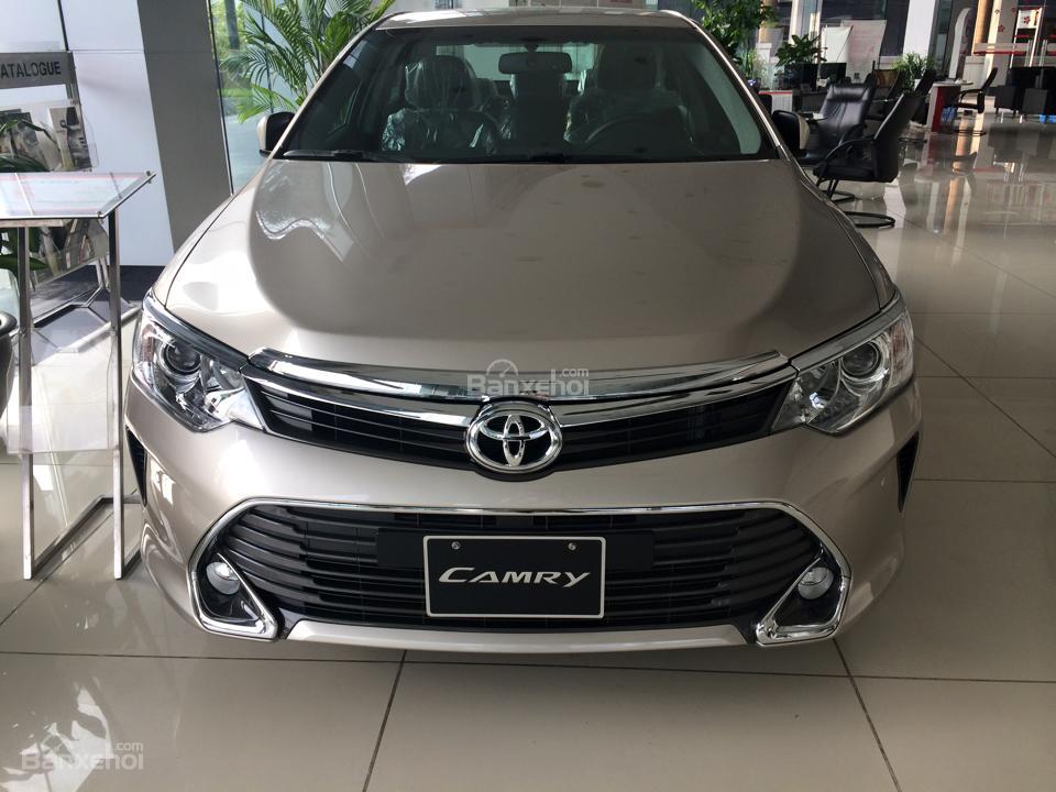 Toyota Camry E 2017 - Cần bán xe Toyota Camry E đời 2018 đủ màu, giá tốt, hỗ trợ vay lên đến 90%, liên hệ 0911.404.101