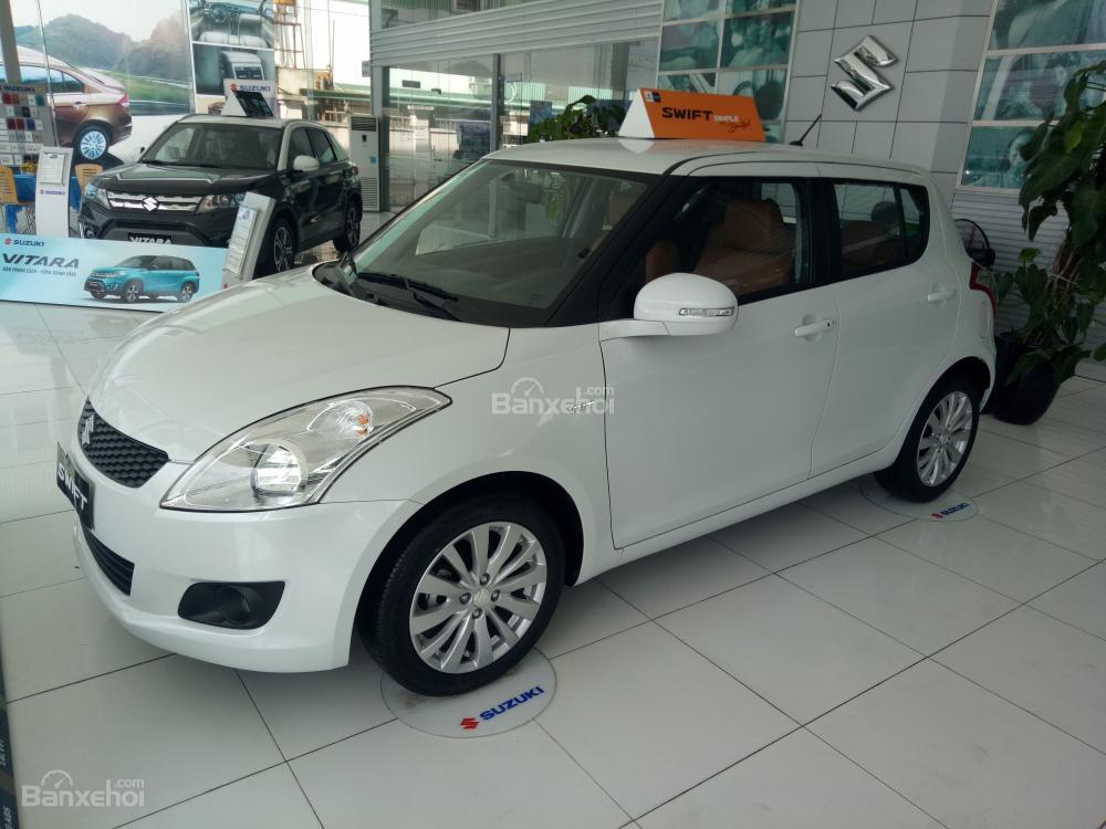 Suzuki Swift RS 2017 - Bán Suzuki Swift đời 2017, màu trắng, giá tốt KM lên tới 60 trong tháng 1 - LH: 0985547829