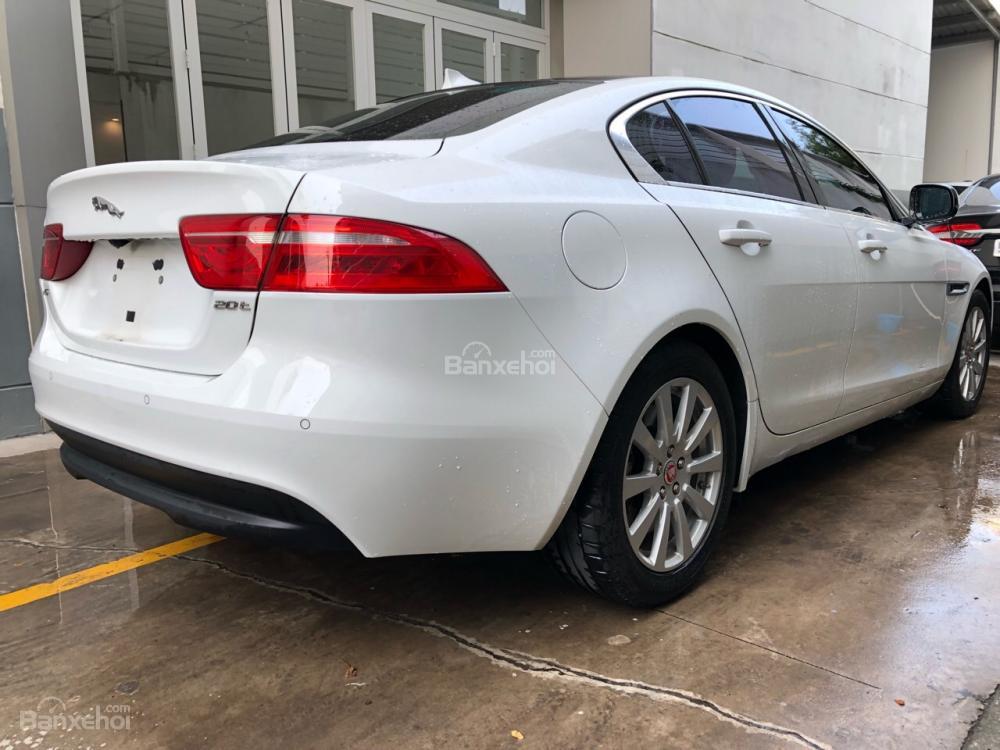 Jaguar 2015 - Cần bán xe Jaguar XE Prestige đời 2016, màu trắng, xe còn bảo hành, gọi 0932222253