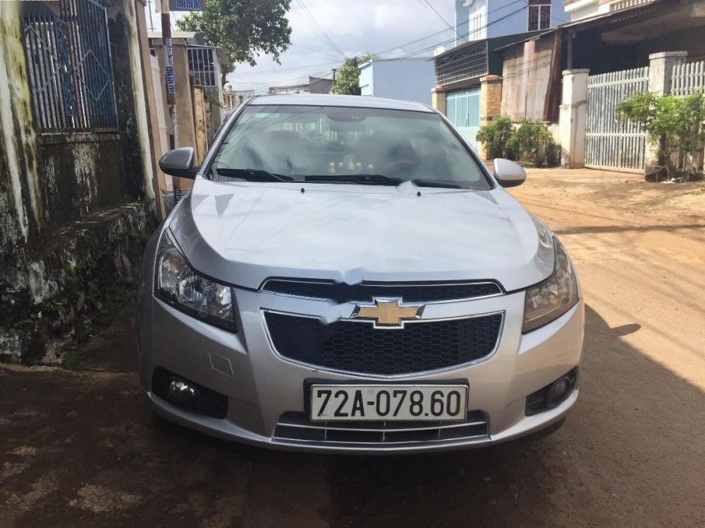 Chevrolet Cruze LT 2010 - Cần bán xe Chevrolet Cruze LT đời 2010, màu bạc, giá 305tr