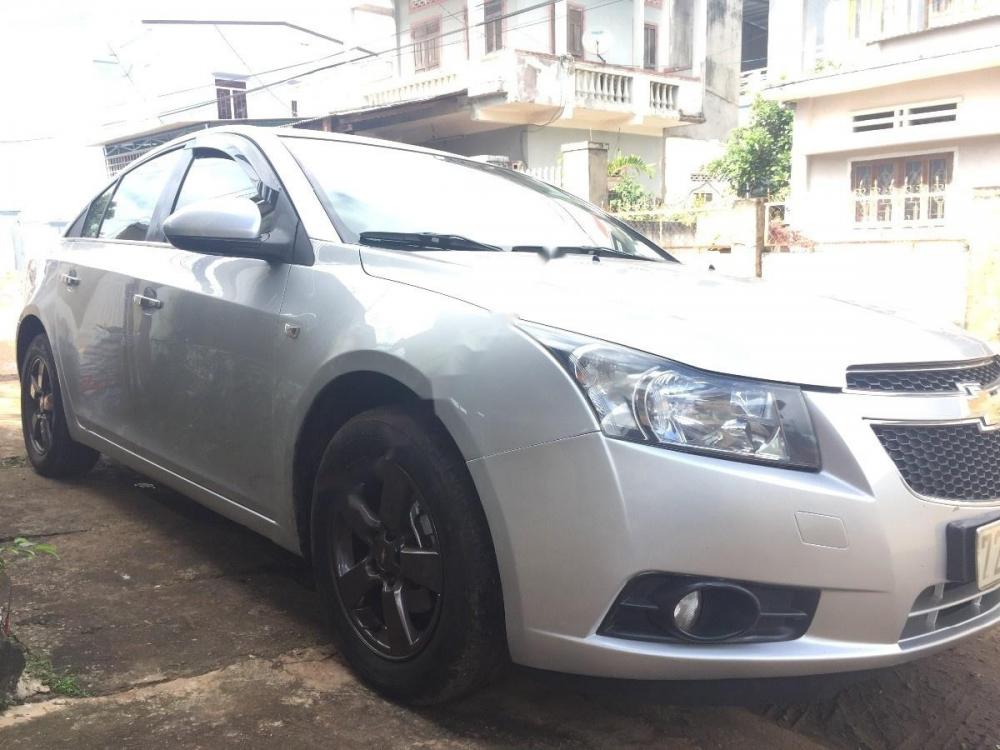 Chevrolet Cruze LT 2010 - Cần bán xe Chevrolet Cruze LT đời 2010, màu bạc, giá 305tr