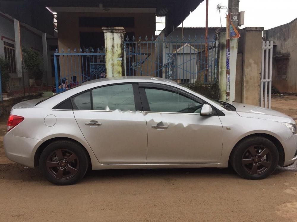 Chevrolet Cruze LT 2010 - Cần bán xe Chevrolet Cruze LT đời 2010, màu bạc, giá 305tr