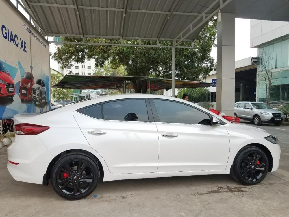 Hyundai Elantra 2018 - Bán xe Hyundai Elantra sản xuất 2018, màu trắng, 560 triệu