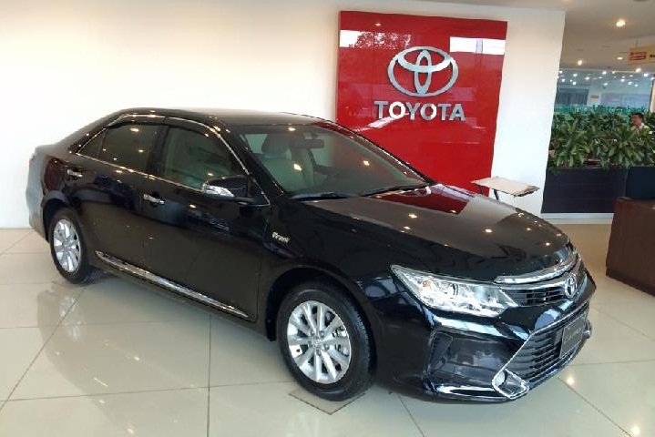 Toyota Camry 2.0E 2017 - Bán Camry 2.0E giá tốt, tặng phụ kiện chính hãng, hỗ trợ trả góp lãi suất thấp, xe giao ngay