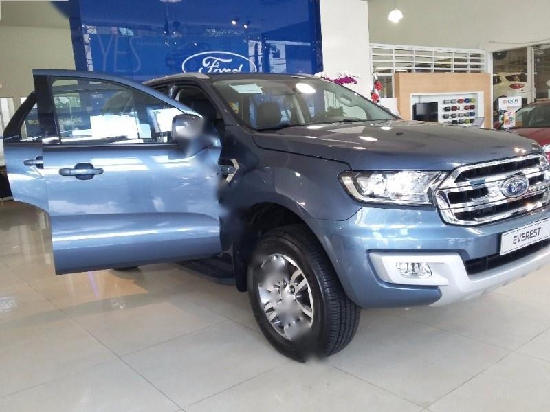 Ford Everest 2.2AT Titanium 2018 - Bán Ford Everest 2.2AT Titanium sản xuất 2018, mới 100%, màu xanh thiên thanh. Vui lòng L/H 090.778.2222