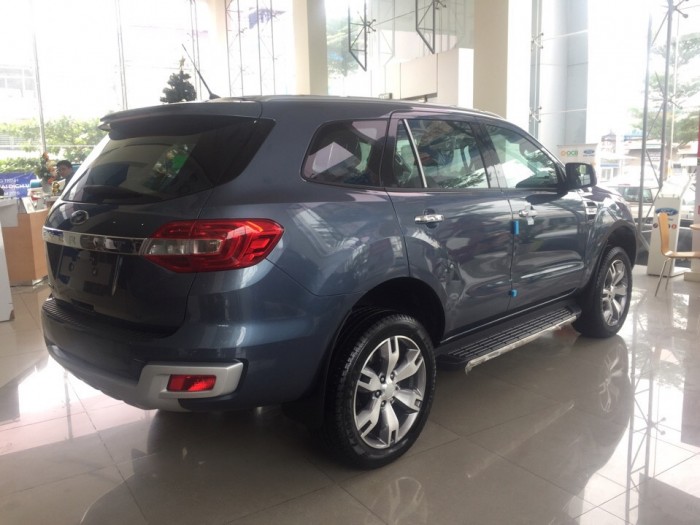 Ford Everest 2.2AT Titanium 2018 - Bán Ford Everest 2.2AT Titanium sản xuất 2018, mới 100%, màu xanh thiên thanh. Vui lòng L/H 090.778.2222