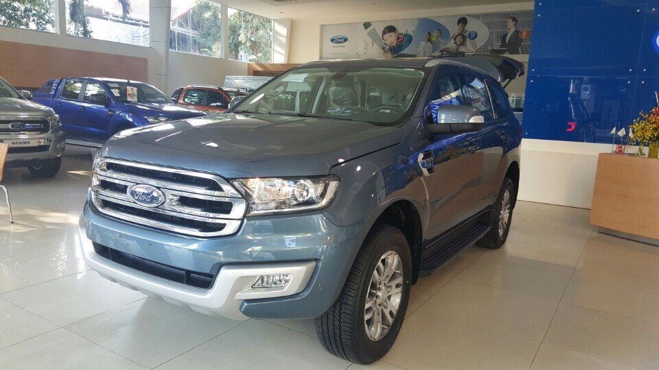 Ford Everest 2.2AT Titanium 2018 - Bán Ford Everest 2.2AT Titanium sản xuất 2018, mới 100%, màu xanh thiên thanh. Vui lòng L/H 090.778.2222