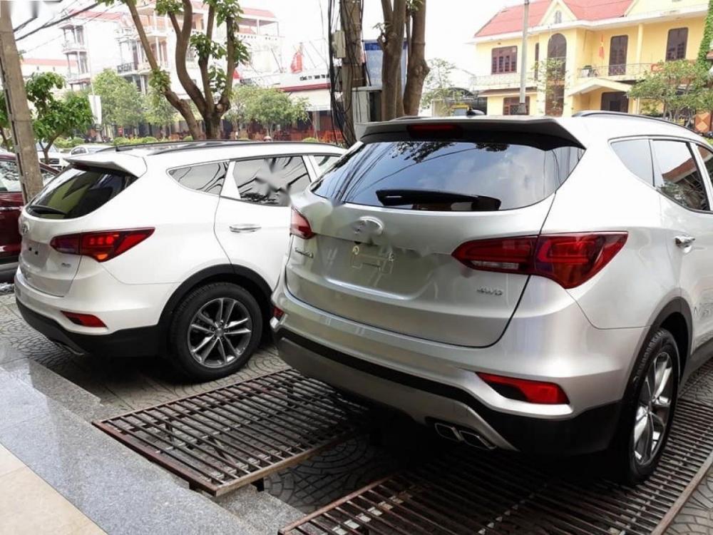 Hyundai Santa Fe 2.4 2017 - Bán ô tô Hyundai Santa Fe 2.4 sản xuất 2017, màu bạc