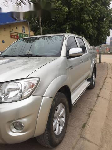 Toyota Hilux 3.0G  2010 - Bán gấp Toyota Hilux 3.0G đời 2010, màu bạc như mới