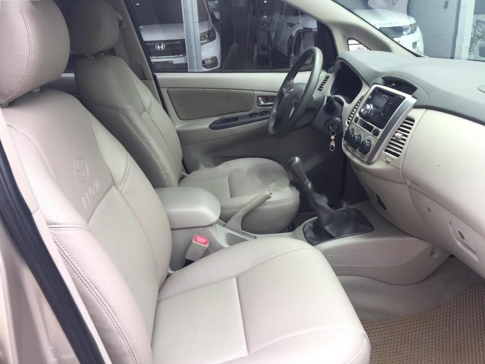 Toyota Innova 2.0E 2015 - Bán xe Toyota Innova 2.0E 2015 số sàn, giá tốt