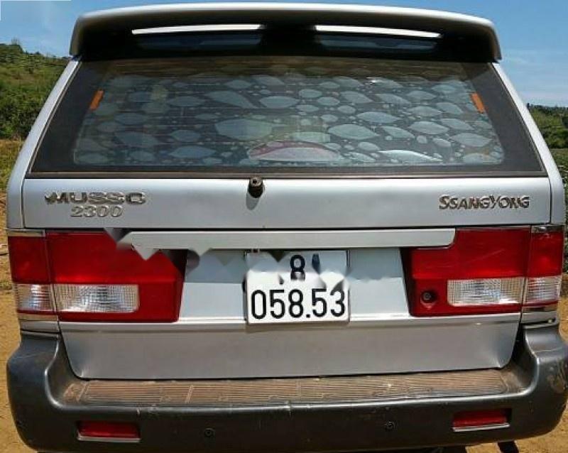Ssangyong Musso 2004 - Cần bán gấp Ssangyong Musso đời 2004, màu bạc còn mới