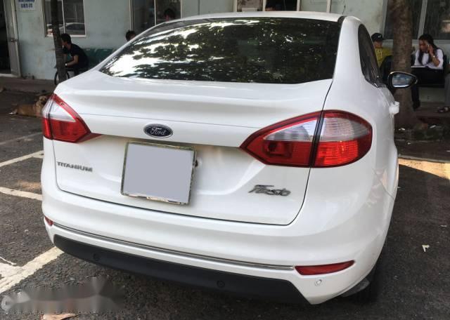 Ford Fiesta Titanium 2015 - Bán ô tô Ford Fiesta Titanium đời 2015, màu trắng chính chủ