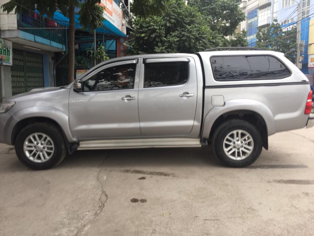 Toyota Hilux E 2015 - Cần bán xe Toyota Hilux E 2015, màu bạc, nhập khẩu, giá 535tr