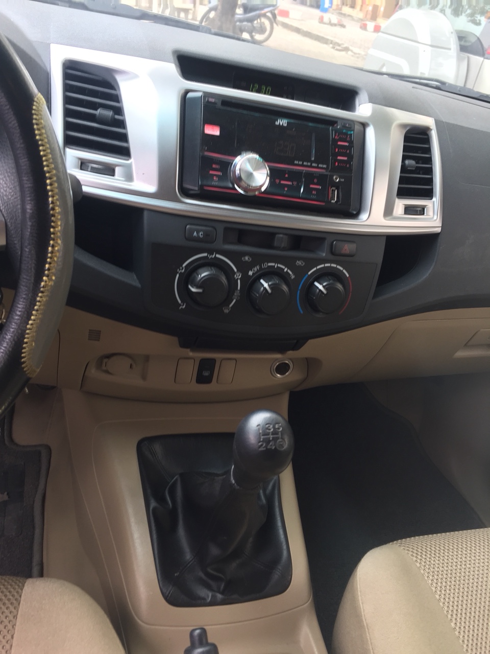 Toyota Hilux E 2015 - Cần bán xe Toyota Hilux E 2015, màu bạc, nhập khẩu, giá 535tr