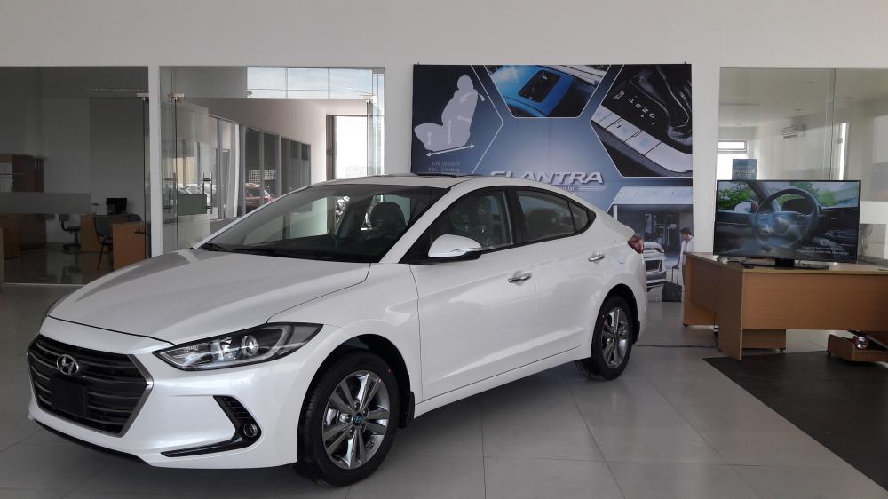 Hyundai Elantra 1.6AT  2018 - Bán gấp Hyundai Elantra 1.6AT tự động, xe gia đình 2018, màu trắng, giá 619 triệu, góp 85%xe. Xe ở Đắk Lắk - Đắk Nông