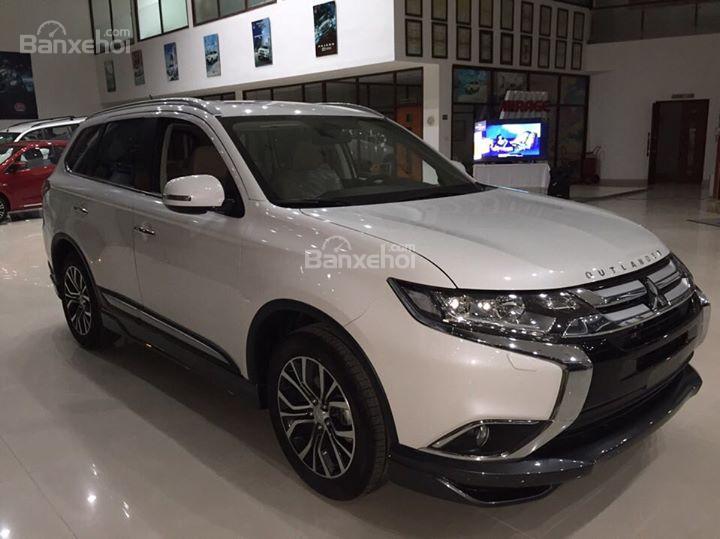 Mitsubishi Stavic 2.0 CVT 2017 - Bán Mitsubishi Outlander 2.0 CVT màu trắng, nhập khẩu, có bán trả góp - liên hệ 0906.884.030