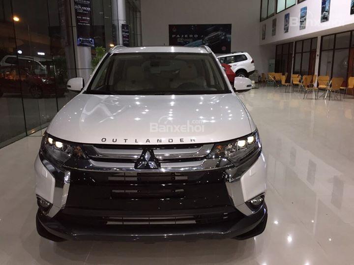 Mitsubishi Stavic 2.0 CVT 2017 - Bán Mitsubishi Outlander 2.0 CVT màu trắng, nhập khẩu, có bán trả góp - liên hệ 0906.884.030