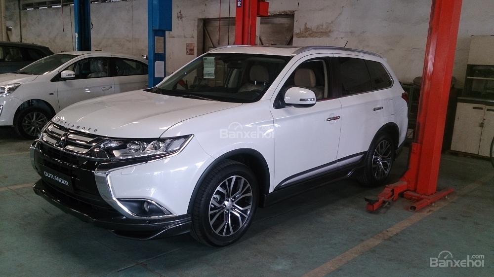 Mitsubishi Stavic 2.0 CVT 2017 - Bán Mitsubishi Outlander 2.0 CVT màu trắng, nhập khẩu, có bán trả góp - liên hệ 0906.884.030