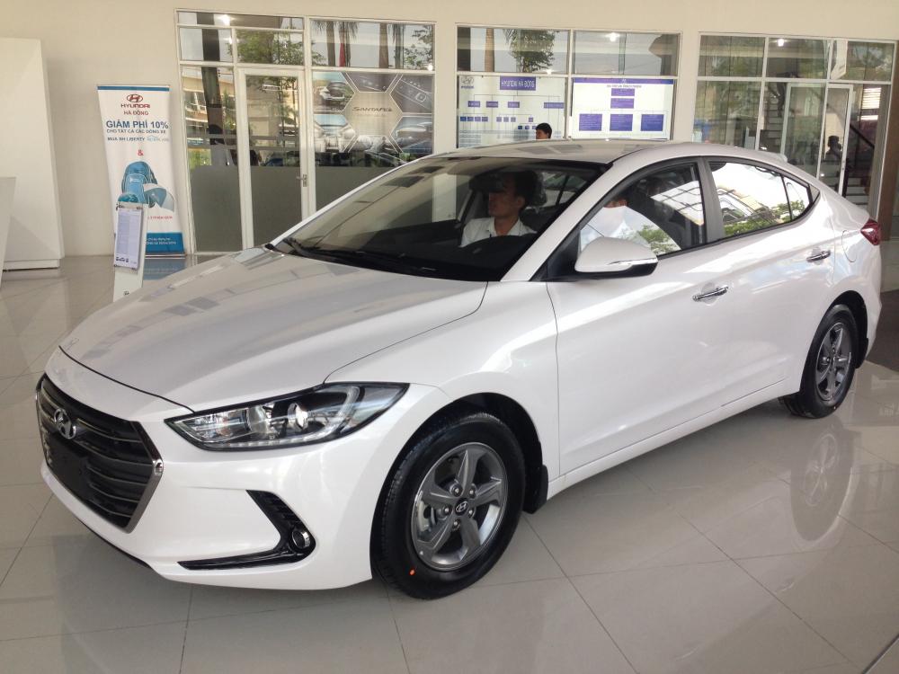 Hyundai Elantra 1.6AT  2018 - Bán gấp Hyundai Elantra 1.6AT tự động, xe gia đình 2018, màu trắng, giá 619 triệu, góp 85%xe. Xe ở Đắk Lắk - Đắk Nông