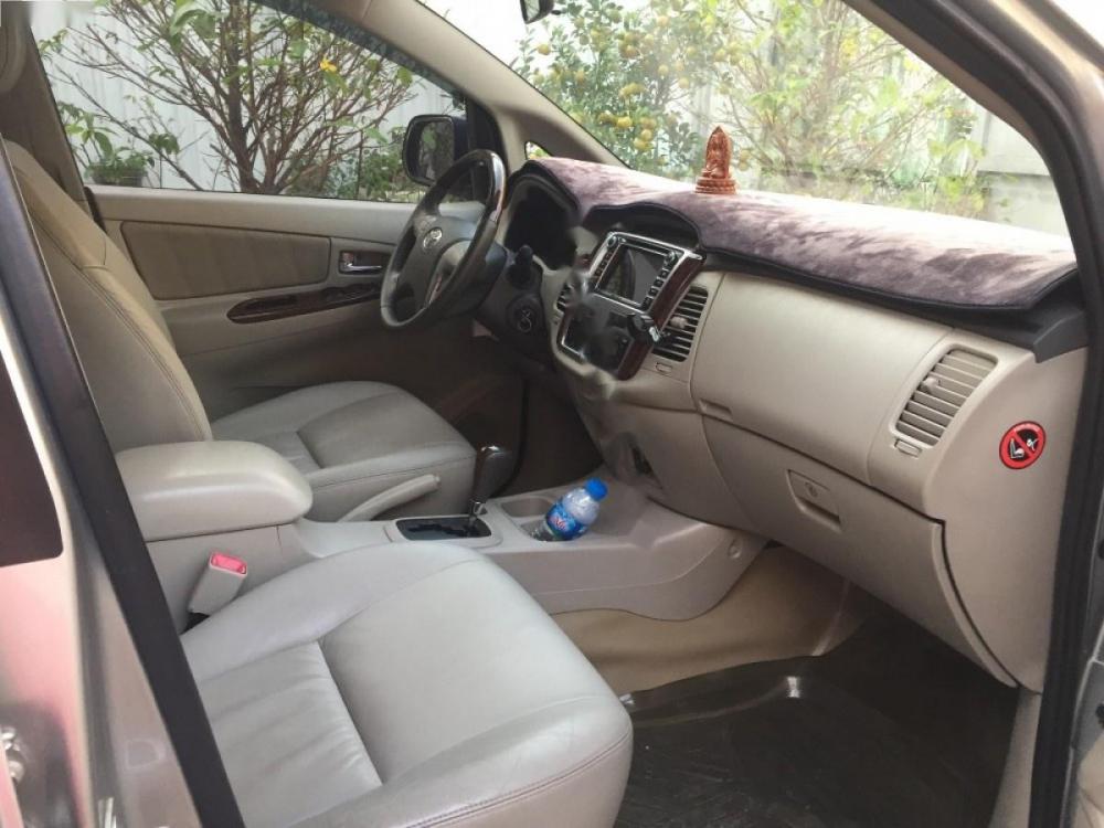 Toyota Innova V 2014 - Cần bán gấp Toyota Innova V đời 2014, màu bạc, giá chỉ 585 triệu