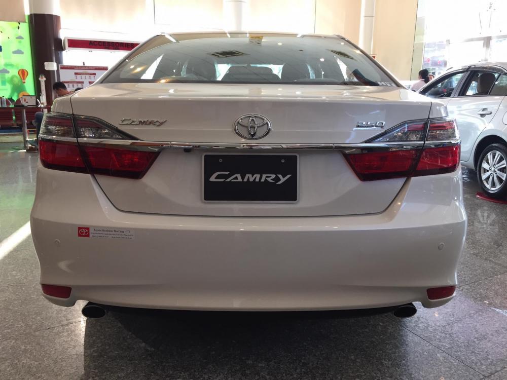 Toyota Camry 2.0 E 2018 - Toyota Tân Cảng bán Camry 2.0 Facelift 2018 màu trắng camay - Tặng bảo hiểm, phụ kiện, trả góp 90%- SĐT 096.77.000.88