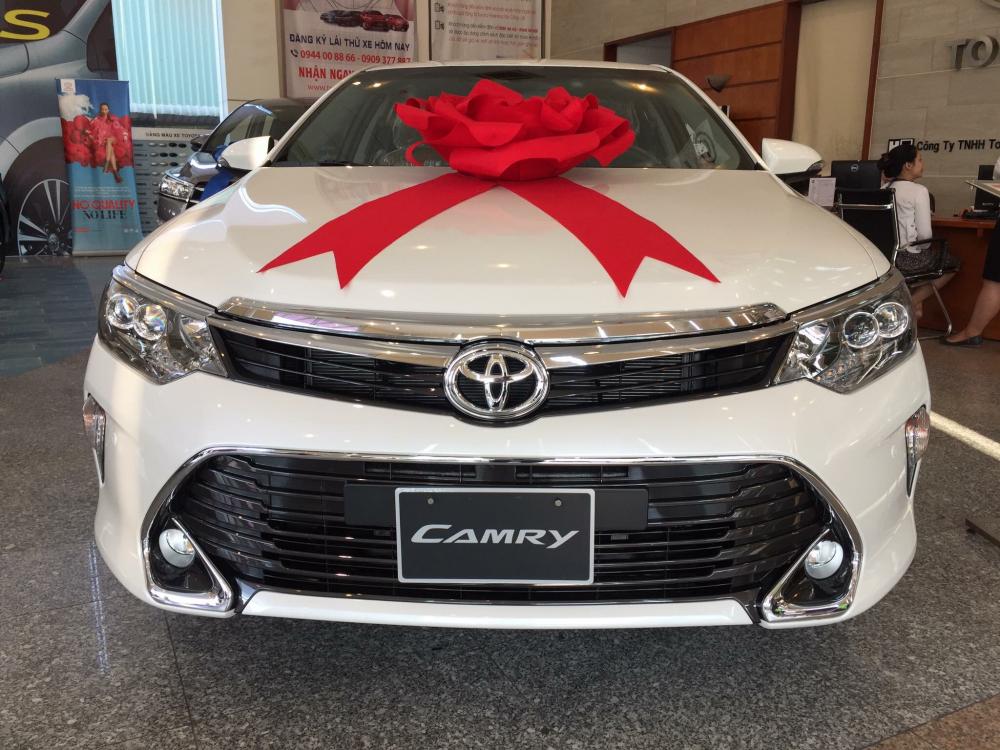 Toyota Camry 2.0 E 2018 - Toyota Tân Cảng bán Camry 2.0 Facelift 2018 màu trắng camay - Tặng bảo hiểm, phụ kiện, trả góp 90%- SĐT 096.77.000.88