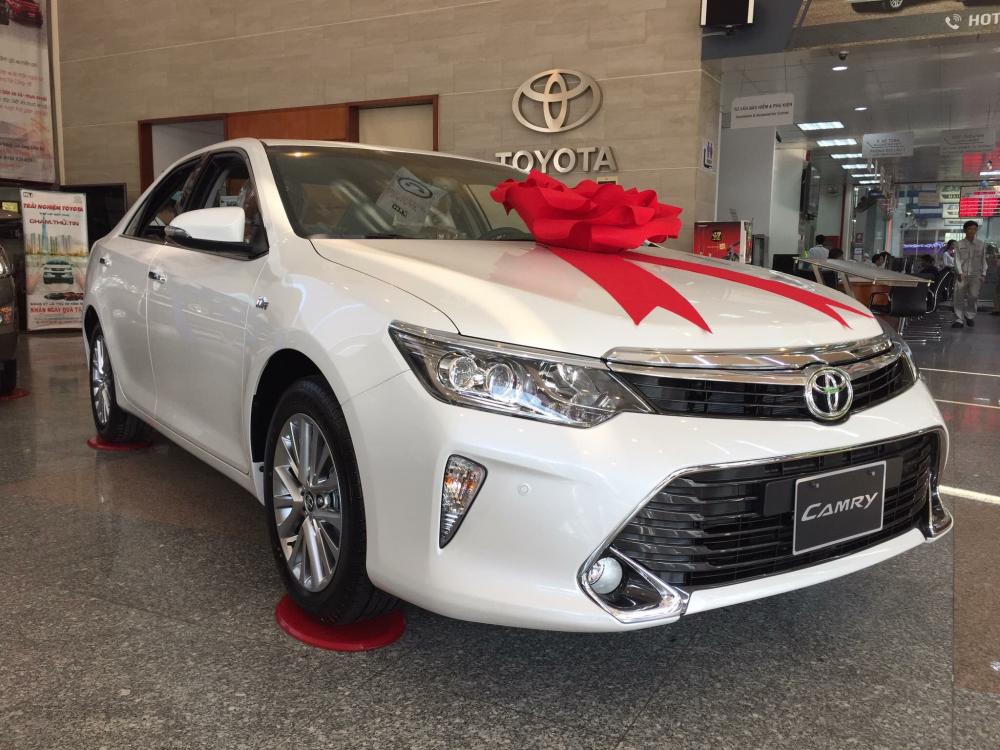 Toyota Camry 2.0 E 2018 - Toyota Tân Cảng bán Camry 2.0 Facelift 2018 màu trắng camay - Tặng bảo hiểm, phụ kiện, trả góp 90%- SĐT 096.77.000.88