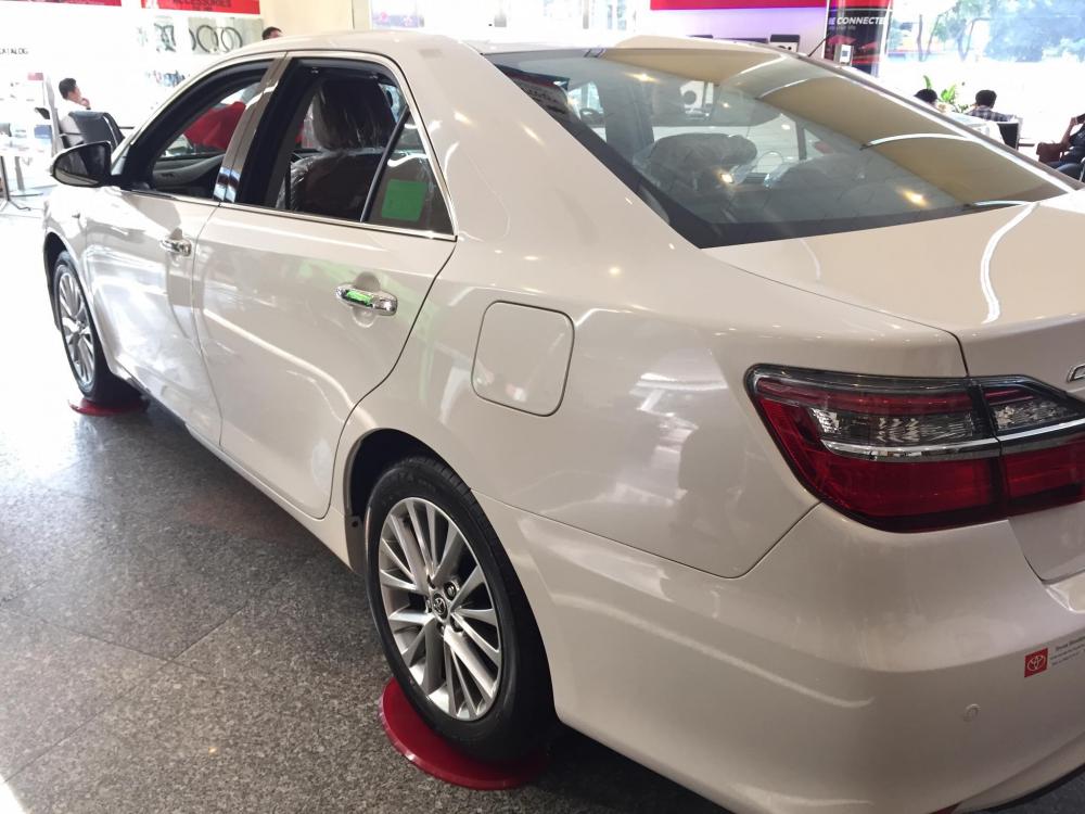 Toyota Camry 2.0 E 2018 - Toyota Tân Cảng bán Camry 2.0 Facelift 2018 màu trắng camay - Tặng bảo hiểm, phụ kiện, trả góp 90%- SĐT 096.77.000.88