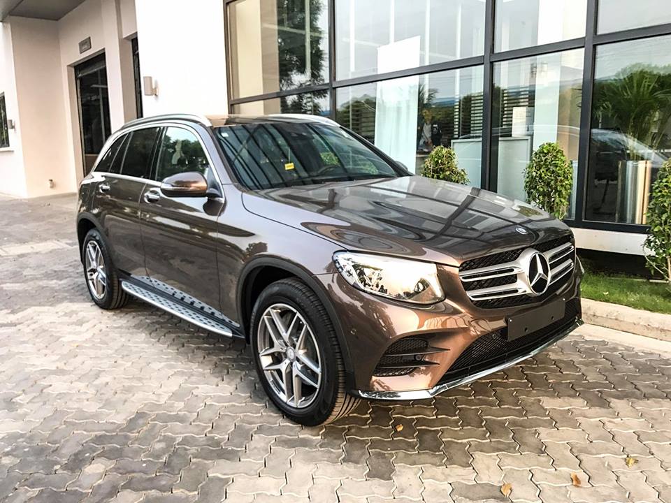 Mercedes-Benz Smart GLC 300 4MATIC 2018 - Bán xe Mercedes GLC 300 4MATIC màu nâu giá tốt. Giao xe ngay