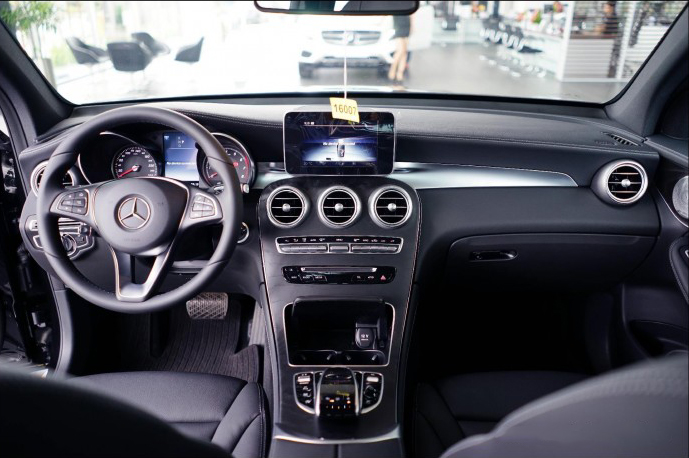 Mercedes-Benz Smart GLC 300 4MATIC 2018 - Bán xe Mercedes GLC 300 màu đỏ giá tốt. Giao xe ngay